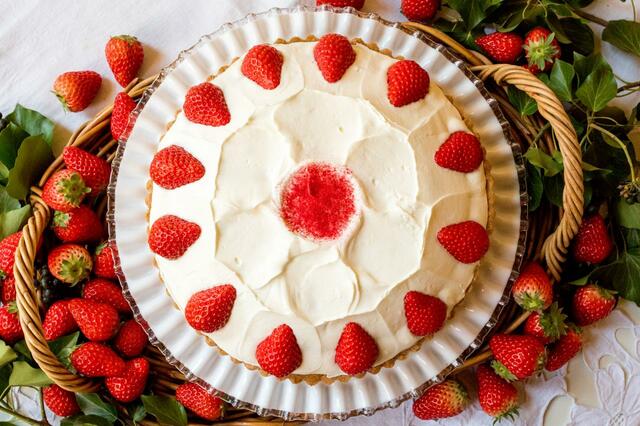 「イチゴと練乳クリームのティラミス」piece ¥864/ whole(21cm) ¥10,368【キル フェ ボン「2024 VERY STRAWBERRY」】