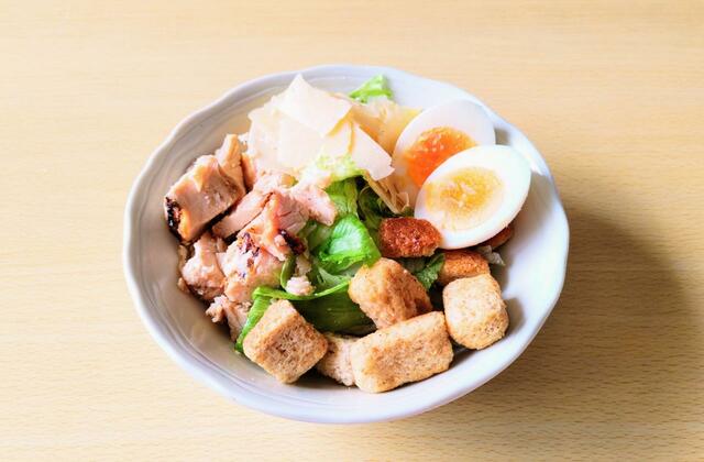 【コストコ　グリルチキンサラダ　700g　1400円】チキン、ゆで卵、クルトン、チーズを盛り付けて