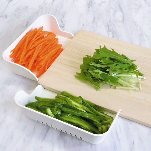 【まな板キャッチャー】まな板の食材を包丁でスライドするだけで、簡単に移せます。