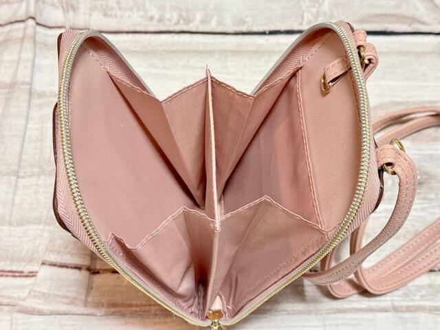 サイドにマチがあるため大きく開き、中身が見やすい