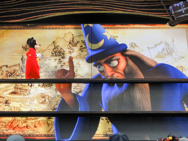 巨大なスクリーンが目を引く「ミッキー・アンド・ザ・マジカル・マップ」