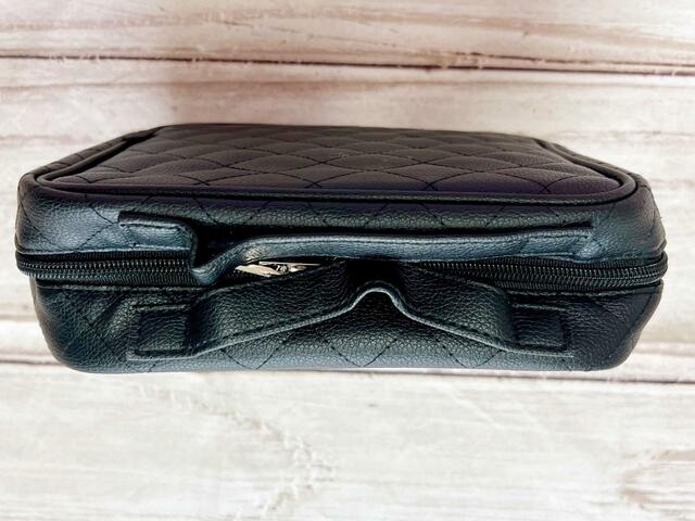 【nanakoななこがさらに本気で作った leur charme COSME POUCH BOOK BLACK】ハンドルは2つついています！