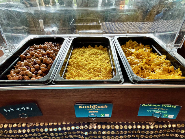 【ニルヴァーナニューヨーク】左からチャナマサラ(ひよこ豆のカレー)、クスクス、キャベツピクルス