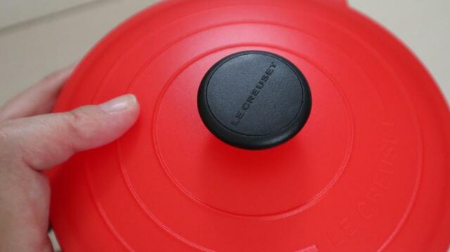 【ル・クルーゼ ランチボックスBOOK】つまみとフタの両方にロゴ入りで本物そっくり