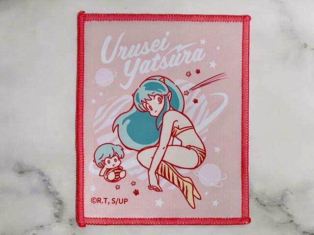 【100円ショップ×うる星やつら】ピンクとミントの2色展開。それぞれデザインも異なります!二つに畳むとメガネケースに入るコンパクトサイズです