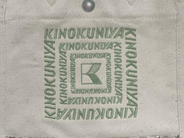 フロント中央にはグリーンの紀ノ国屋のロゴ刺繍入り！