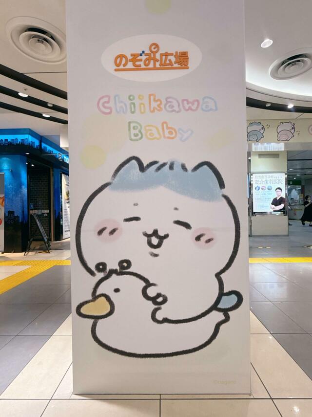 おまるに座ってにっこりスマイルなベビーハチワレ。かわいすぎる〜！