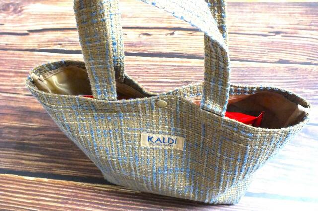 【カルディ】ウィンターバッグ　セットの5商品を入れてボタンを留めた状態