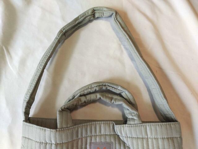 持ち手はショルダー用、手提げ用の2通り『リンネル』11月号付録「DOD（ディーオーディー）ふわふわで軽いキルティングバッグ」