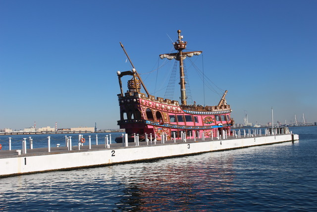 派手だけど、みなとみらいの海と妙に「なじんでる感」も