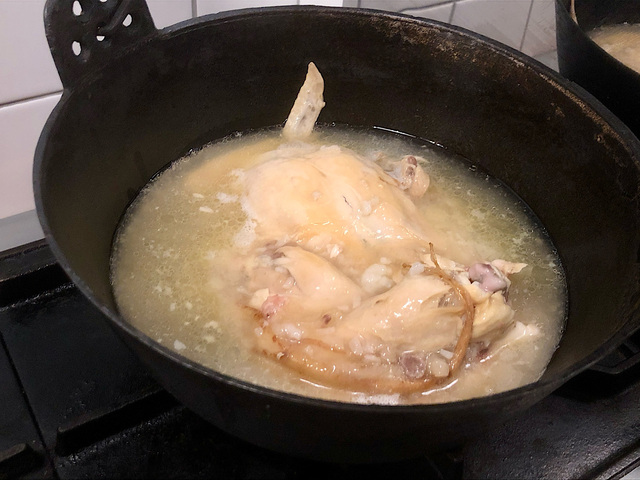 【マッスンブ サムゲタン】鍋に移して10分ほど煮込めば食べられるお手軽仕様