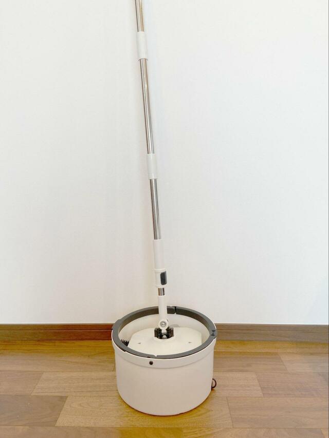 【アイリスオーヤマ キレイな水でWASHモップ】しっかり自立するので、このまま収納しても邪魔になりません