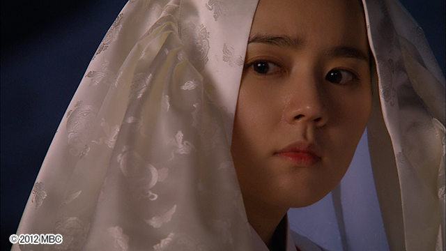 『太陽を抱く月』 © 2012 MBC