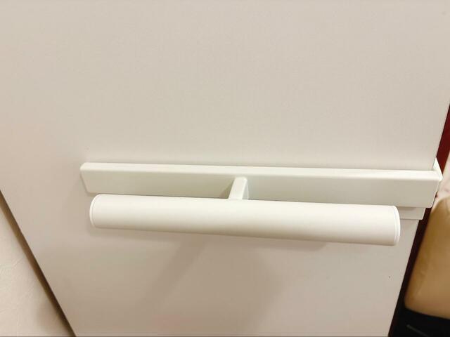 【山崎実業 カラーボックスに差し込めるリュックハンガー smart】耐荷重は約2.5kg（リュックハンガー片側あたり1.25kg）です