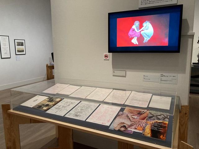 第3章「挑戦、或いは逃避」展示風景。『式日』（2000）資料展示