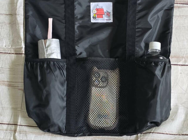 折りたたみ傘とペットボトルは外ポケットに、よく取り出すスマホはメッシュポケットにイン