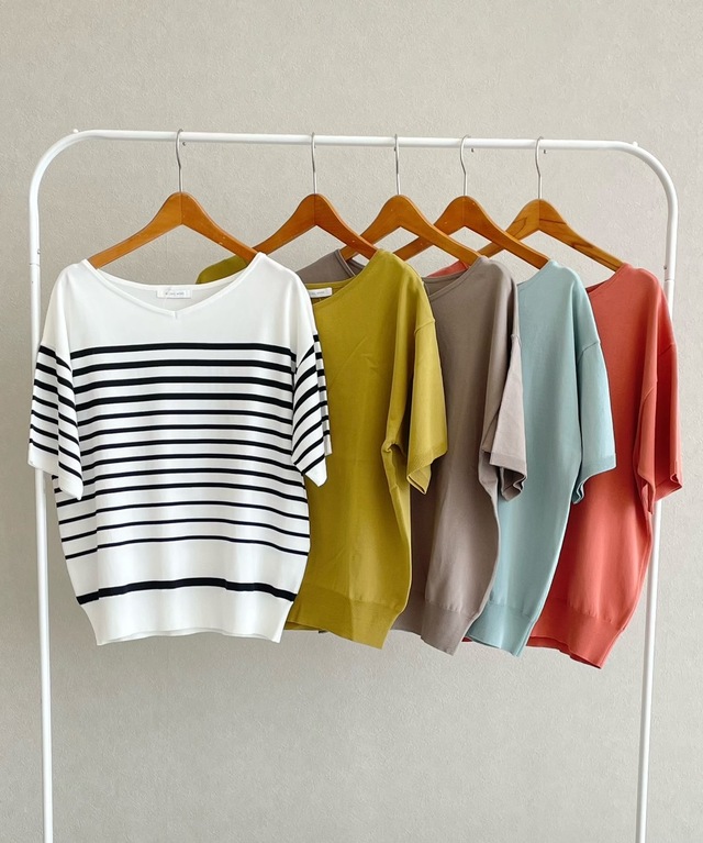 「スッキレイさらさらVネックプルオーバー」4,510円(税込)