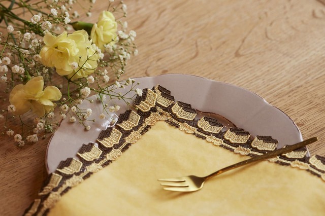 【福砂屋×近沢レース店 コラボハンカチ】「福砂屋×近沢レース店 コラボハンカチ／カステラ」1,980円（税込）