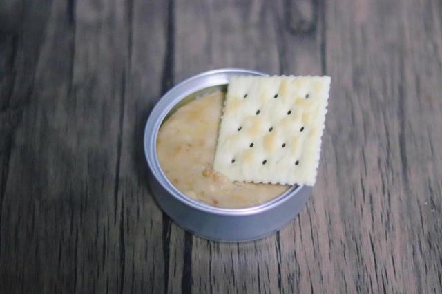 クラッカーをディップ