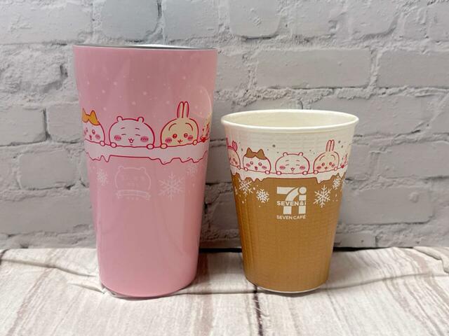 カフェカップVer.と、セブンカフェ ホットカフェラテちいかわコラボパッケージを並べてみました！イラストが採用されているの、わかりますか？