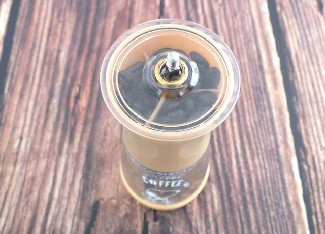 コーヒー豆を入れてフタをします