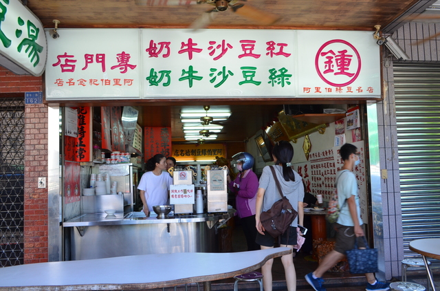 大きな看板文字が目印の「鐘家緑豆湯大王」はテイクアウト客も多い