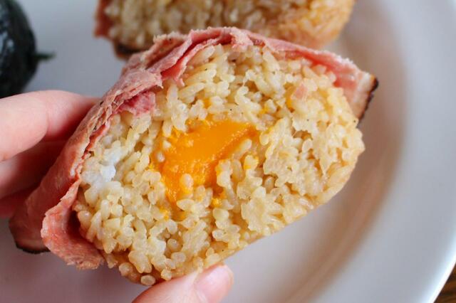 ロピア「小林さんちのおにぎり（焼豚・ローストビーフ）」　ローストビーフの方は中に卵黄が入っています。味付きのごはんも嬉しい！