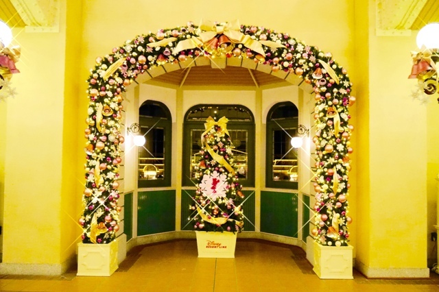 リゾートライン駅舎のクリスマスツリー。足早に通り過ぎてしまう場所にもこだわりが…。©Disney