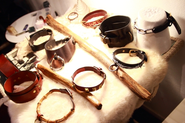 【7777 革や七四】「ひと首輪展」主催者の7777さん。自分が「楽しい」と思う首輪を追求し続け、使用者の人となりが表れる作品作りを心がける。