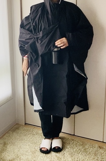 【UNIQLO:C スライドサンダル】通気穴があることで、デザインに軽やかさが加わっています