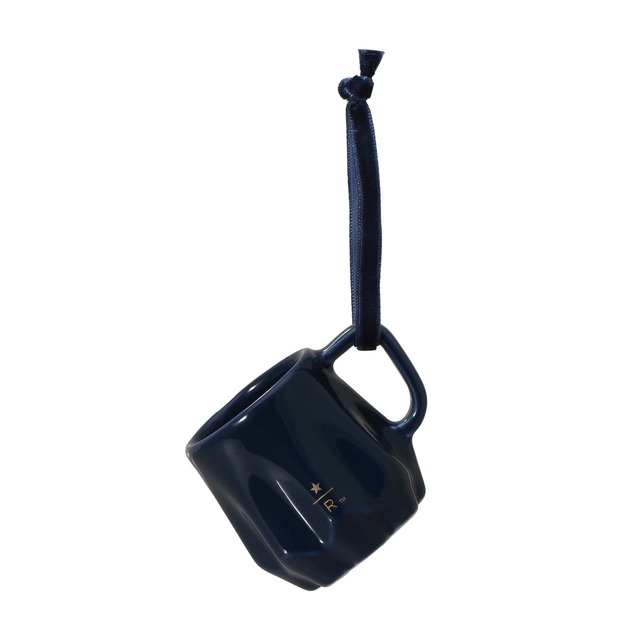 【スターバックス リザーブ® ロースタリー 東京 新商品】スターバックス リザーブ オーナメント ドレープマグネイビー　￥2,300／ネイビーのドレープマグと同じデザインの磁器製オーナメント