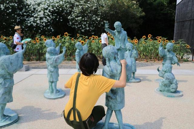 『二十四の瞳』の生徒になって先生の話聞いてます　二十四の瞳映画村で（2018年） 提供:宮澤佐江