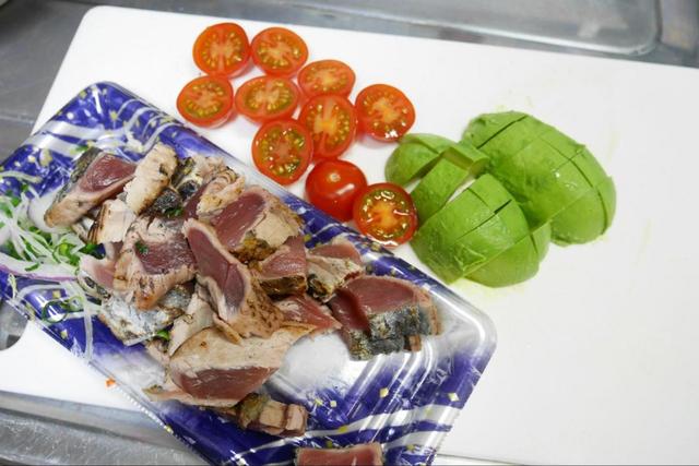 【かつおとアボカドのポキ】材料はすべて一口大に