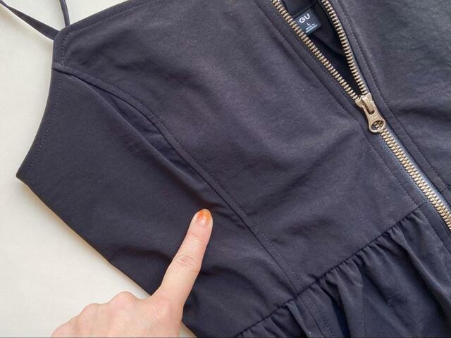 【GU フロントジップバブルヘムワンピース】胸元にさりげなく施された縦のラインがスタイルアップ効果を高めてくれます♪