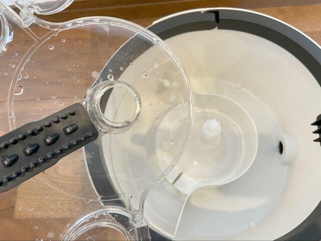 【アイリスオーヤマ キレイな水でWASHモップ】浄水タンクも取り外し可能なので、掃除後はさっと水洗いして乾拭きすればOKです