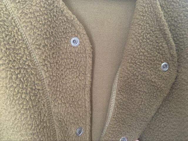 【ワークマン ボアフリースカーディガン】スナップボタンを採用