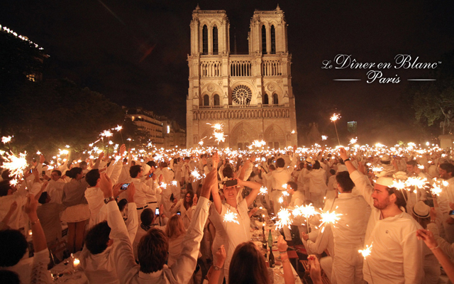 超優雅な“白”で統一されたパーティー「ディネ・アン・ブラン」
