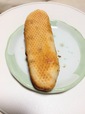 【セブン-イレブン お店で焼いた明太フランス 】明太フランスの裏側です。こちらもしっかりとした焼き目がついています
