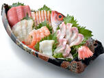 鮮度バツグンの刺身も人気の商品