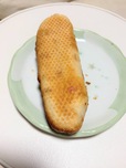 【セブン-イレブン　お店で焼いた明太フランス 】明太フランスの裏側です。こちらもしっかりとした焼き目がついています