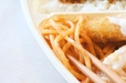 【ライフの冷凍弁当／海苔弁当】太めのナポリタンが敷かれていてワクワクするお弁当に♪