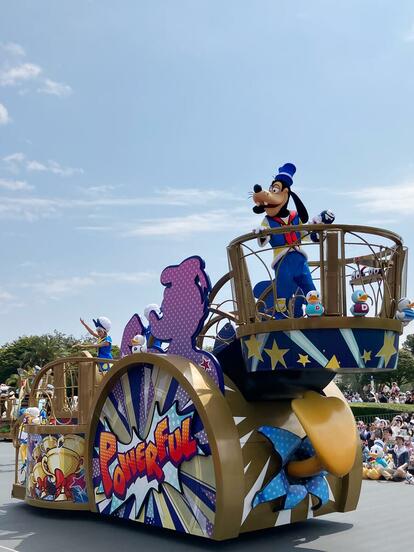 東京ディズニーランドがドナルド一色に! パレードからマンホールまで