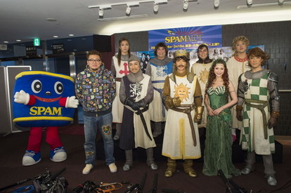 勇者ヨシヒコ 福田雄一の ムダな贅沢 満載 舞台 モンティ パイソンのspamalot レポ 1 2 ウレぴあ総研
