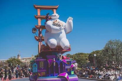 香港ディズニーランド　20周年パレード　ベイマックス　フィギュアとピン 香港ディズニーランド 20周年パレード ベイマックス フィギュア