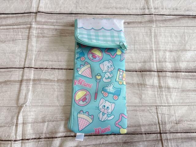 背面のスナップボタンを留めると、長さが短くなります