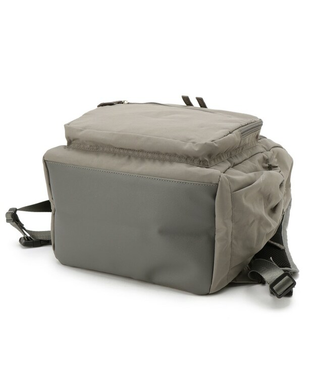 【SHOO・LA・RUE「ワンタッチショルダー自立リュック」5,989円】底面には汚れに強い合皮素材を使用し、地面に置いても自立しやすい仕様に