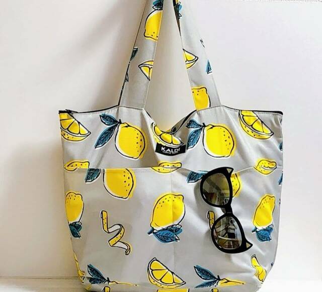 たくさん収納できますが、重さに注意！【カルディオリジナル「お酒」レモンバッグ：価格1,950円（税込）】