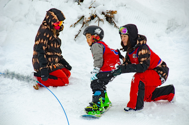 「ヒキダスKidsスノーボードアカデミー」(子供モデルのスノーウェア提供:ISBJÖRN)
