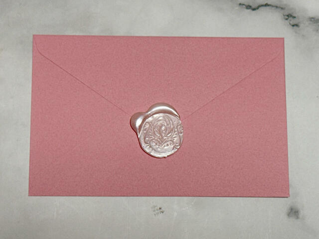 ピンクの国章スタンプにピンクの封筒をチョイス♪ぜひお好きな組み合わせを見つけてみてくださいね！