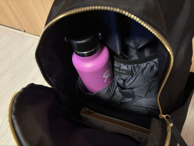 【GLOBAL WORK　撥水軽量10ポケリュックミドル】内側のポケットになんと水筒も入りました！